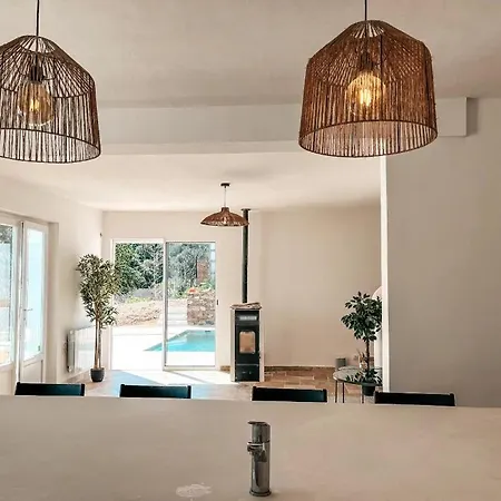 With Private Pool & Air Conditioning Near St-tropez فيلة